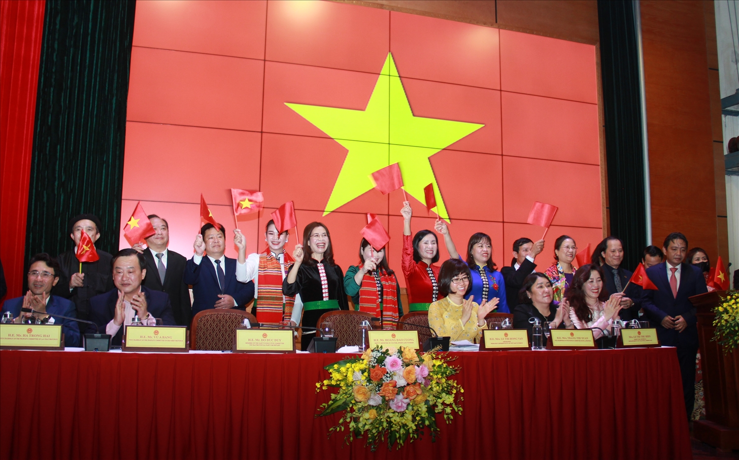 Niềm hân hoan trong thời khắc lịch sử khi Nghệ thuật Xòe Thái của Việt Nam chính thức được UNESCO ghi danh vào Danh sách Di sản văn hóa phi vật thể đại diện của nhân loại. (Ảnh chụp chiều 15/12/2021 tại Trụ sở Bộ Văn hóa, Thể thao và Du lịch)