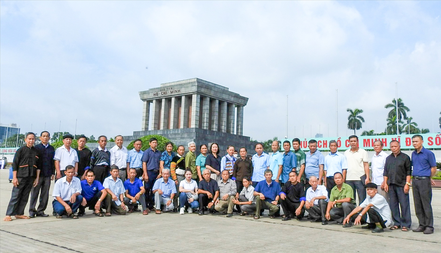 Đoàn đại biểu Người có uy tín tỉnh Yên Bái viếng Lăng Chủ tịch Hồ Chí Minh và thăm quan Khu di tích Phủ Chủ tịch