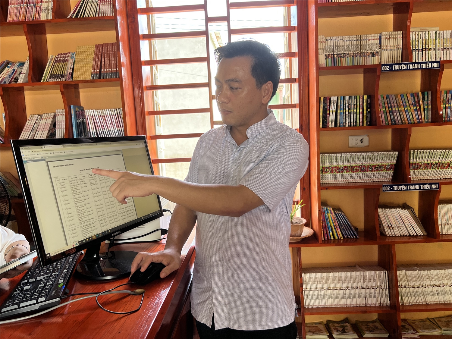Linh mục Nguyễn Văn Công giới thiệu phần mềm quản lí thư viện
