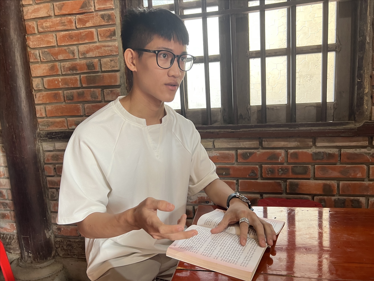 Phạm Huy Hoàng - Trưởng nhóm quản lý thư viện giáo xứ Phú Linh nói về lợi ích của việc đọc sách