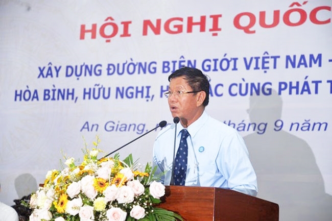 Ông Hei Bavy - Ủy viên Trung ương Đảng Nhân dân Campuchia, Phó chủ tịch Hội đồng Quốc gia Mặt trận Đoàn kết Phát triển Tổ quốc Campuchia phát biểu tại Hội nghị