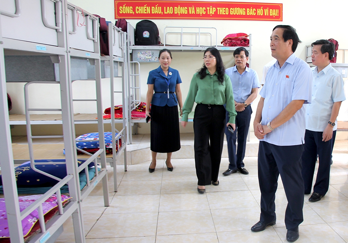 Bí thư Tỉnh ủy Bùi Minh Châu và Đoàn giám sát kiểm tra tại Trường PTDT Nội trú THCS và THPT huyện Yên Lập