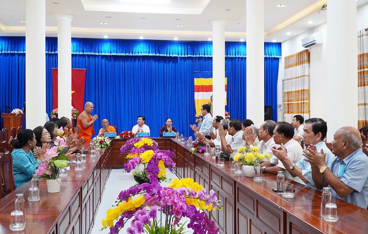 Thứ trưởng, Phó Chủ nhiệm Lê Sơn Hải trao đổi với các sư sãi về tình hình đời sống kinh tế - xã hội vùng đồng bào dân tộc Khmer 