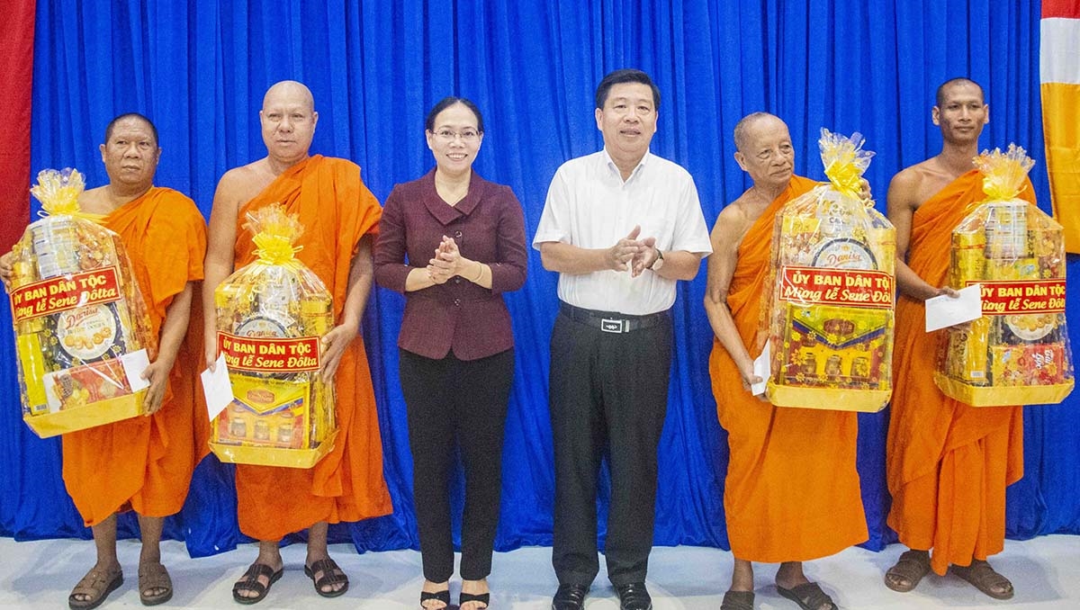 Thứ trưởng, Phó Chủ nhiệm Lê Sơn Hải và bà Huỳnh Thị Diễm Ngọc - Phó Chủ tịch UBND tỉnh Sóc Trăng tặng quà đến trụ trì các chùa Khmer trên địa bàn