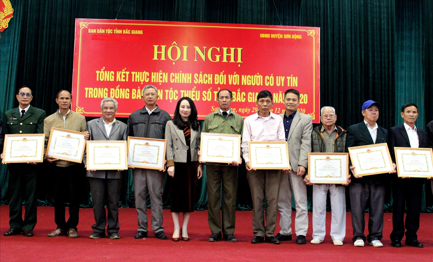 Đại diện lãnh đạo Ban Dân tộc tỉnh Bắc Giang cùng Phó Chủ tịch UBND huyện Sơn Động tặng Giấy khen cho Người uy tín tiêu biểu trên địa bàn huyện