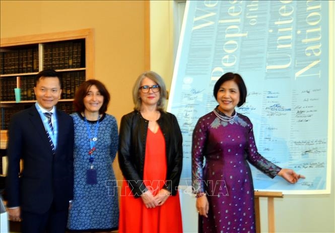 Đại sứ Lê Thị Tuyết Mai, Trưởng Phái đoàn Việt Nam tại Geneva ký tên vào tấm áp-phích Hiến chương LHQ. Ảnh: Tố Uyên/Pv TTXVN tại Geneva
