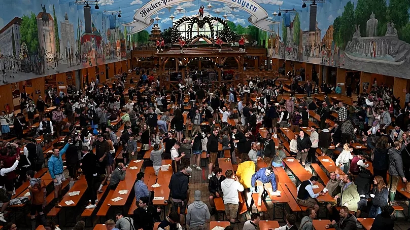 Du khách tham dự lễ khai mạc chính thức của lễ hội bia lớn nhất thế giới, Oktoberfest lần thứ 187 ở Munich, Đức 