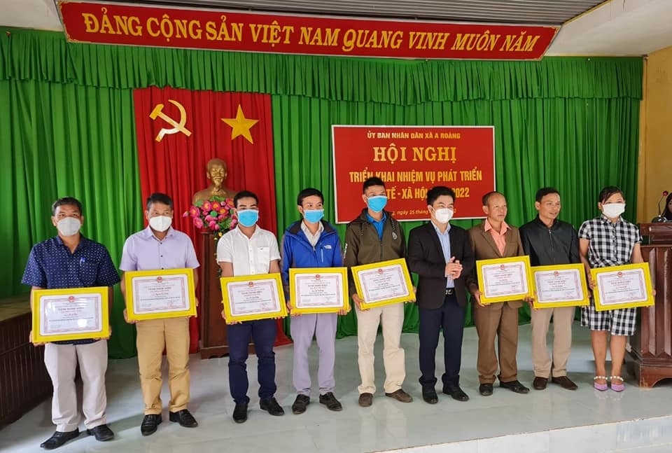 Nhiều Đảng viên ở A Roàng được khen thưởng vì có đóng góp cho công cuộc xóa đói giảm nghèo ở địa phương