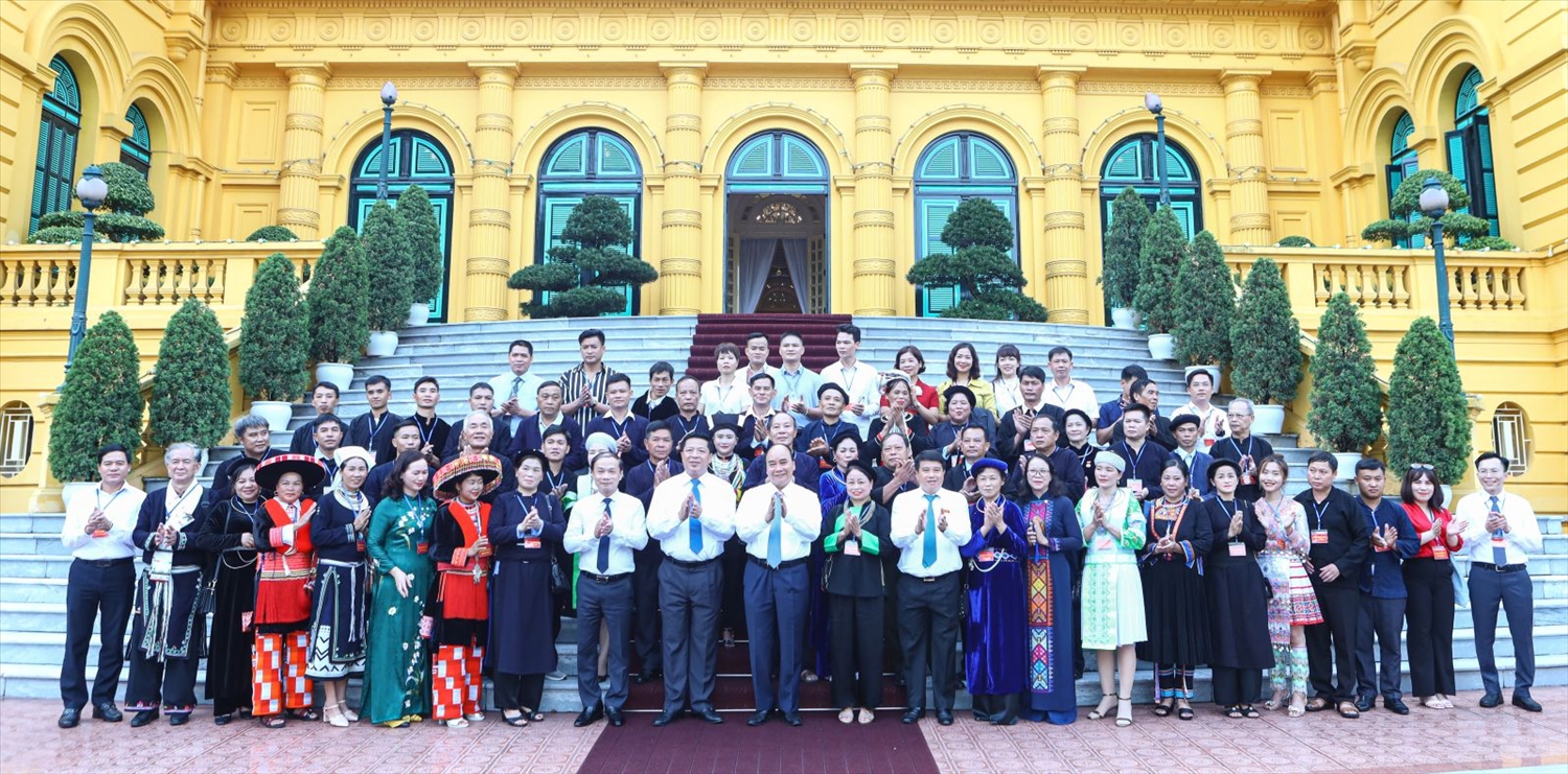 Chủ tịch nước Nguyễn Xuân Phúc chụp ảnh lưu niệm với các đại biểu. Ảnh: VPCTN
