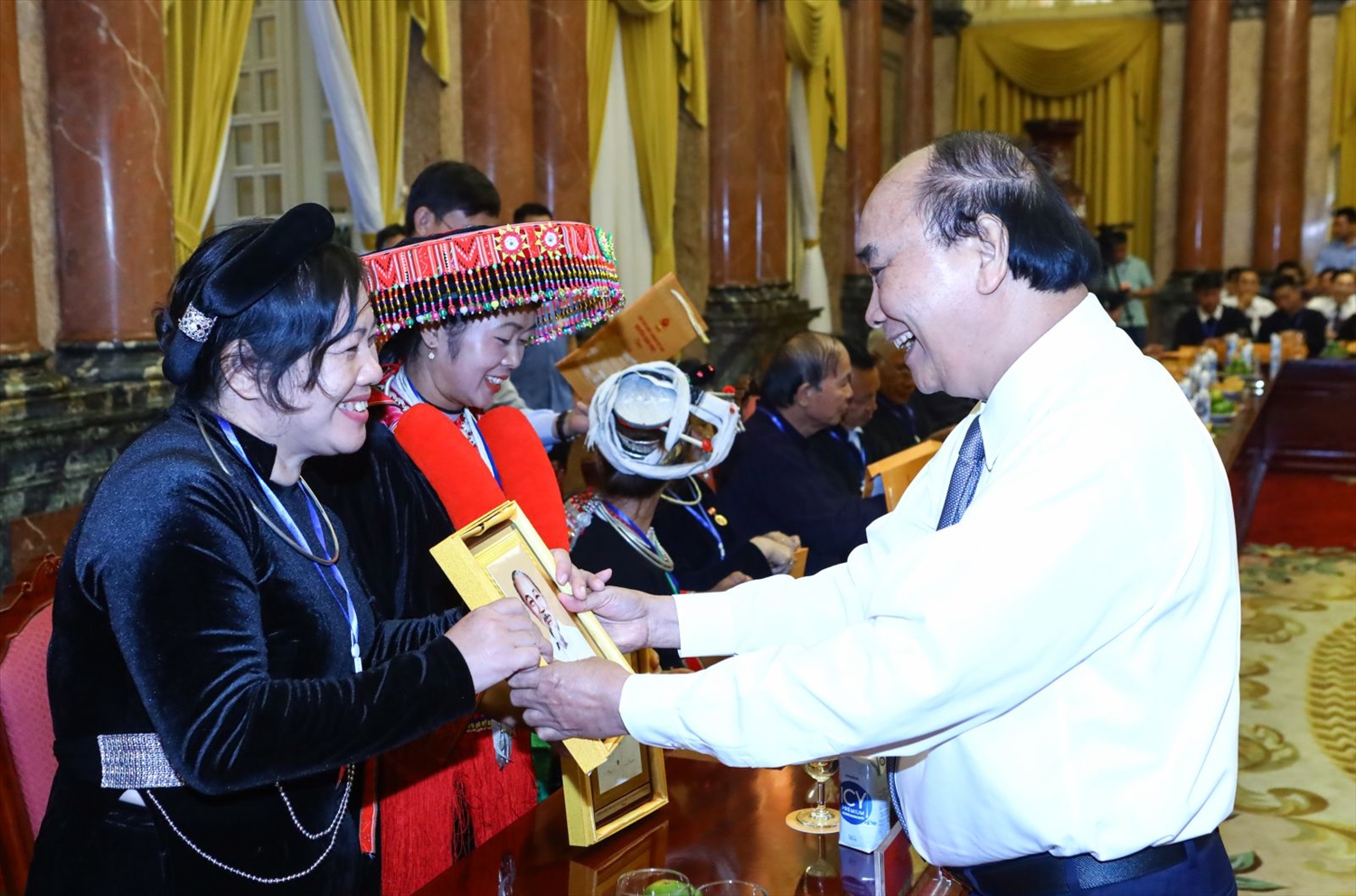 Chủ tịch nước Nguyễn Xuân Phúc tặng tranh chân dung Chủ tịch Hồ Chí Minh cho các đại biểu tại buổi gặp . Ảnh: VPCTN
