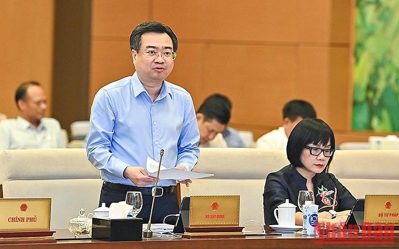 Bộ trưởng Xây dựng Nguyễn Thanh Nghị giải trình một số ý kiến của Ủy ban Thường vụ Quốc hội tại phiên họp. (Ảnh: Duy Linh)