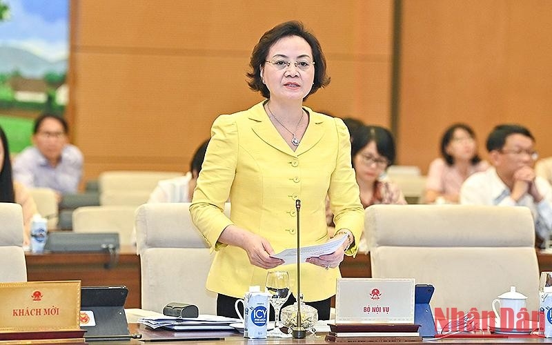 Bộ trưởng Nội vụ Phạm Thị Thanh Trà giải trình một số ý kiến của Ủy ban Thường vụ Quốc hội tại phiên họp. (Ảnh: Duy Linh)