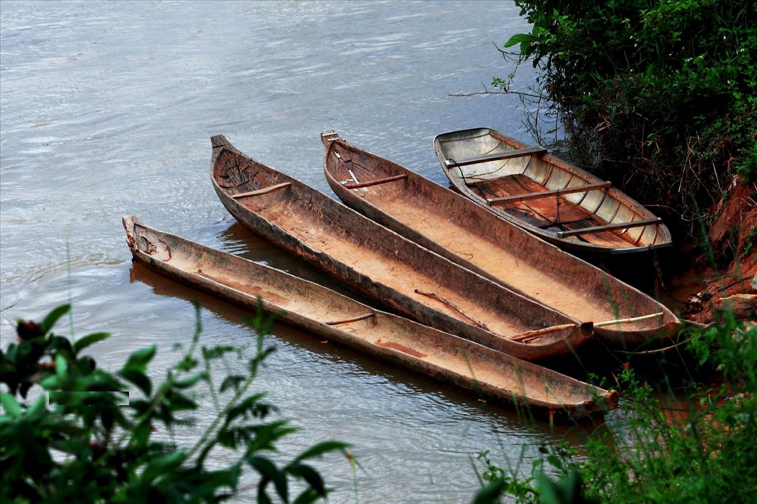 Những chiếc thuyền độc mộc nằm bên sông đã in dấu thời gian