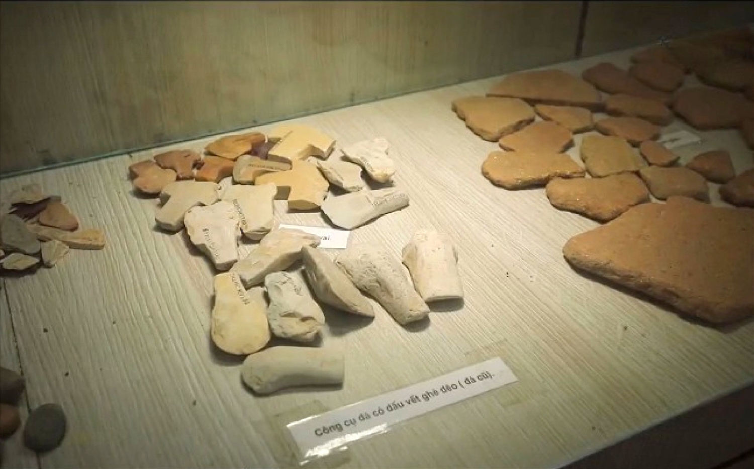 Việc phát hiện di chỉ Lung Leng đã bác bỏ không ít nhận định trước đây cho rằng Tây Nguyên là "vùng trắng" về khảo cổ tiền sử. (ảnh tư liệu tại Nhà trưng bày huyện Sa Thầy)