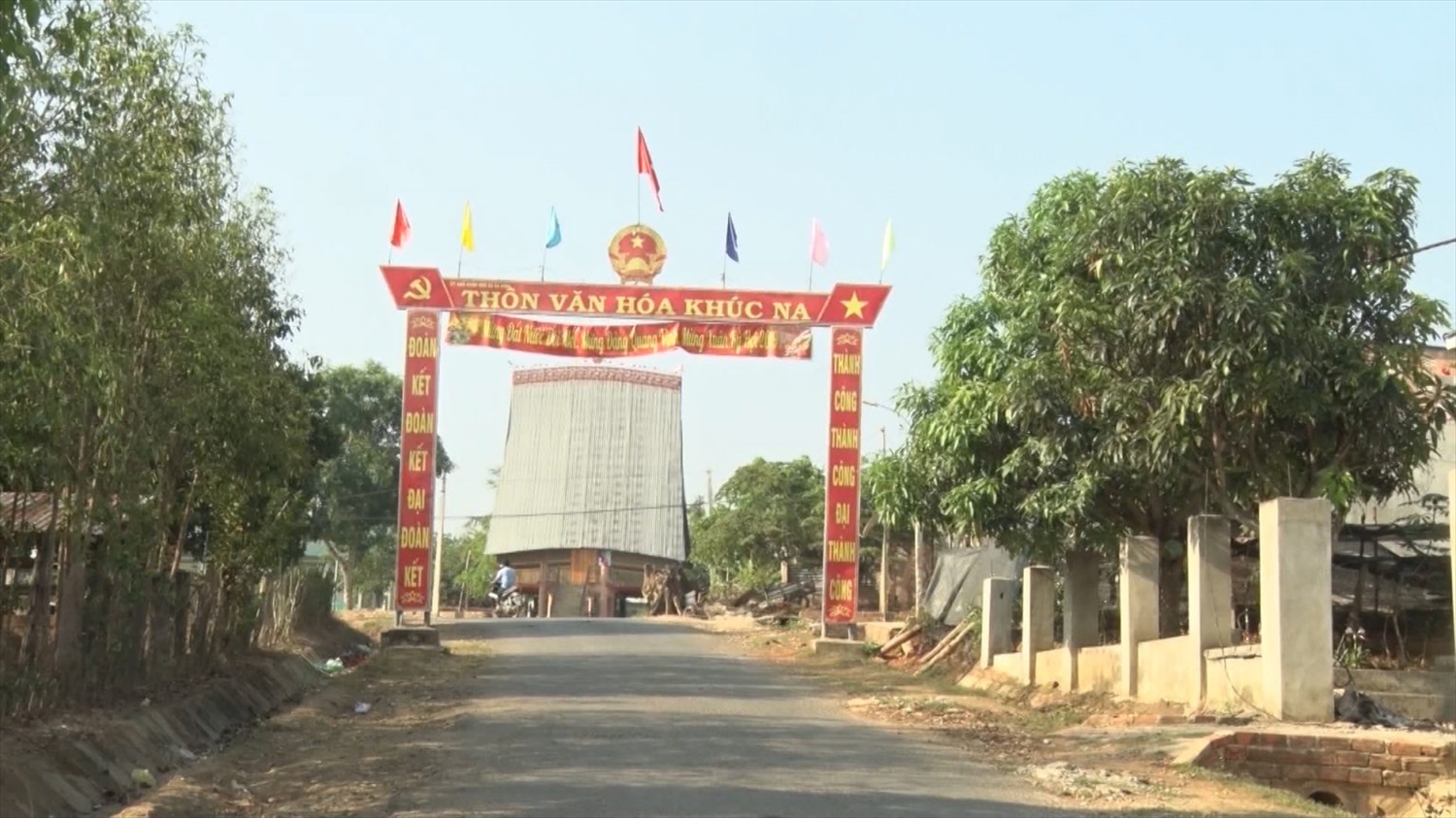 Là một xã đặc biệt khó khăn của huyện Sa Thầy, với hơn 53% dân số là người DTTS, xã Sa Bình đã nỗ lực, phấn đấu hoàn thành 19 tiêu chí xã Nông thôn mới