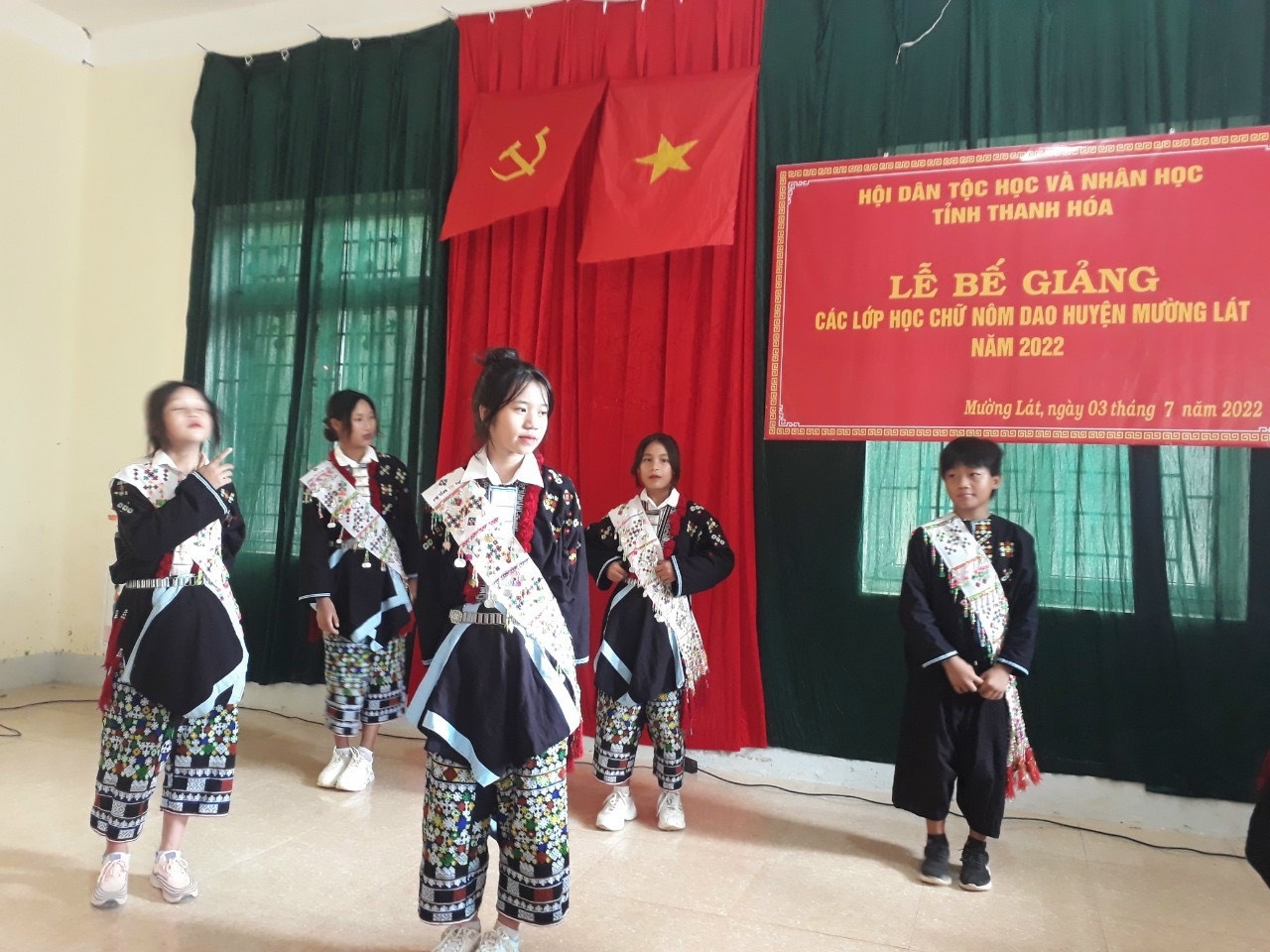 Các học viên trẻ tham gia lớp học chữ Hán nôm Dao tại huyện Mường Lát