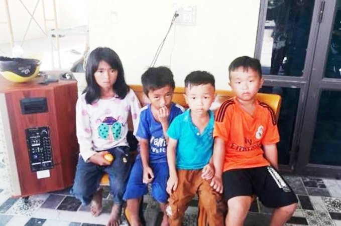 Bốn trẻ em được Cao Văn Đức cứu khỏi ao sâu