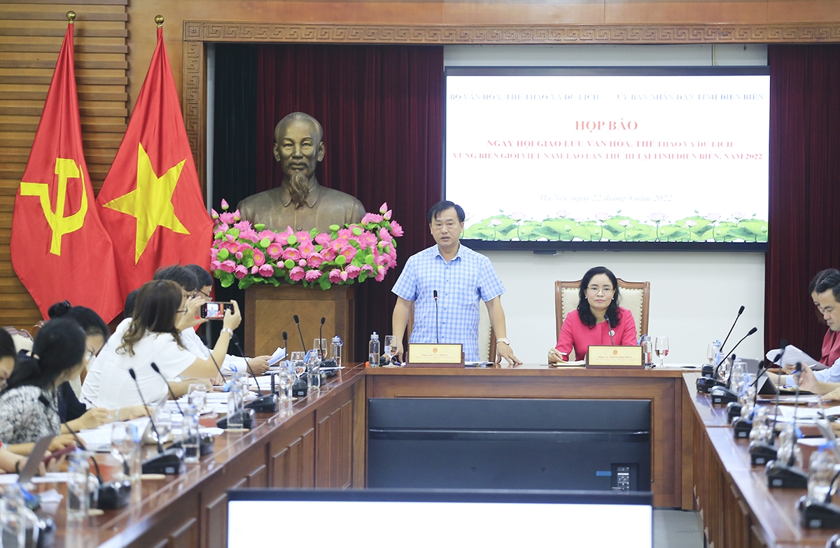 Phó Chủ tịch UBND tỉnh Điện Biên Vừ A Bằng phát biểu tại buổi Họp báo