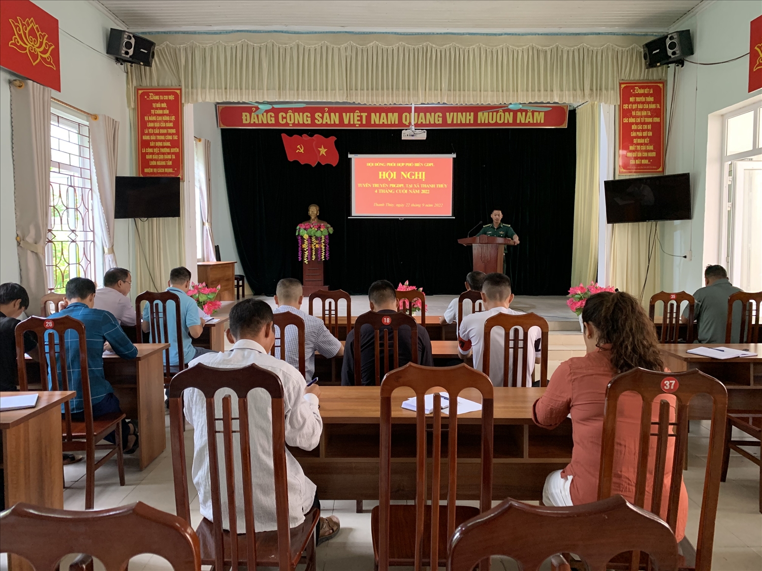 Cán bộ Đồn Biên phòng cửa khẩu Quốc tế Thanh Thủy tuyên truyền, phổ biến những nội dung cơ bản của Luật Biên phòng Việt Nam