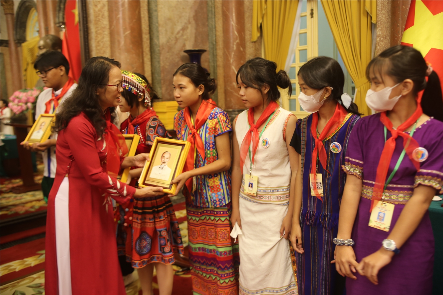 Thứ trưởng, Phó Chủ nhiệm UBDT Hoàng Thị Hạnh tặng quà lưu niệm của Chủ tịch nước cho các em thiếu nhi