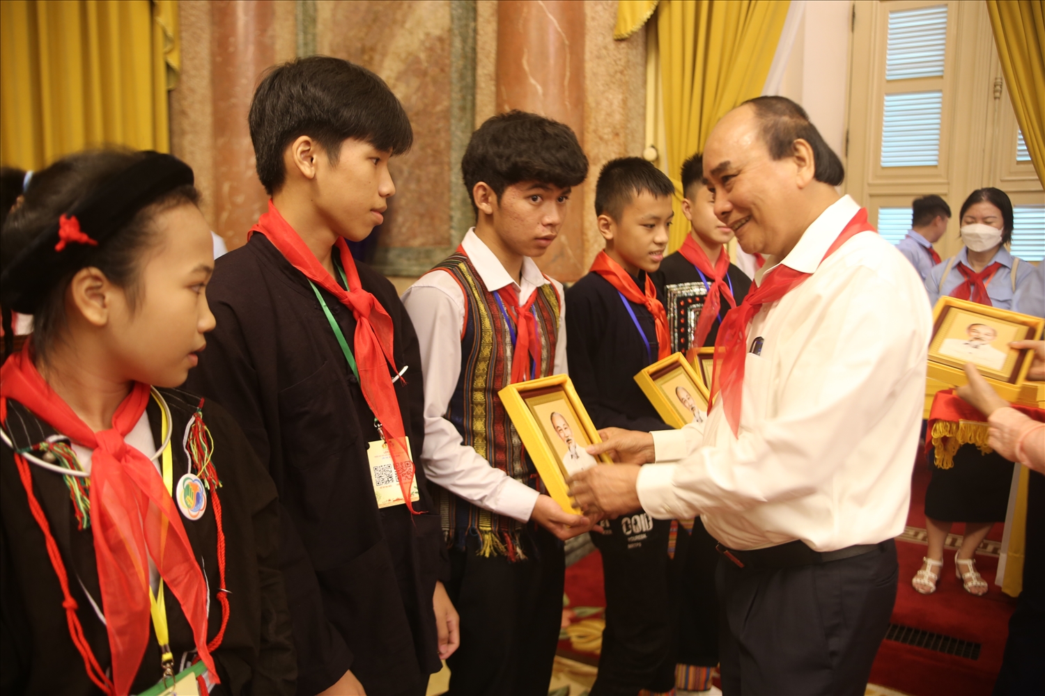 Chủ tịch nước Nguyễn Xuân Phúc tặng quà lưu niệm cho các em thiếu nhi