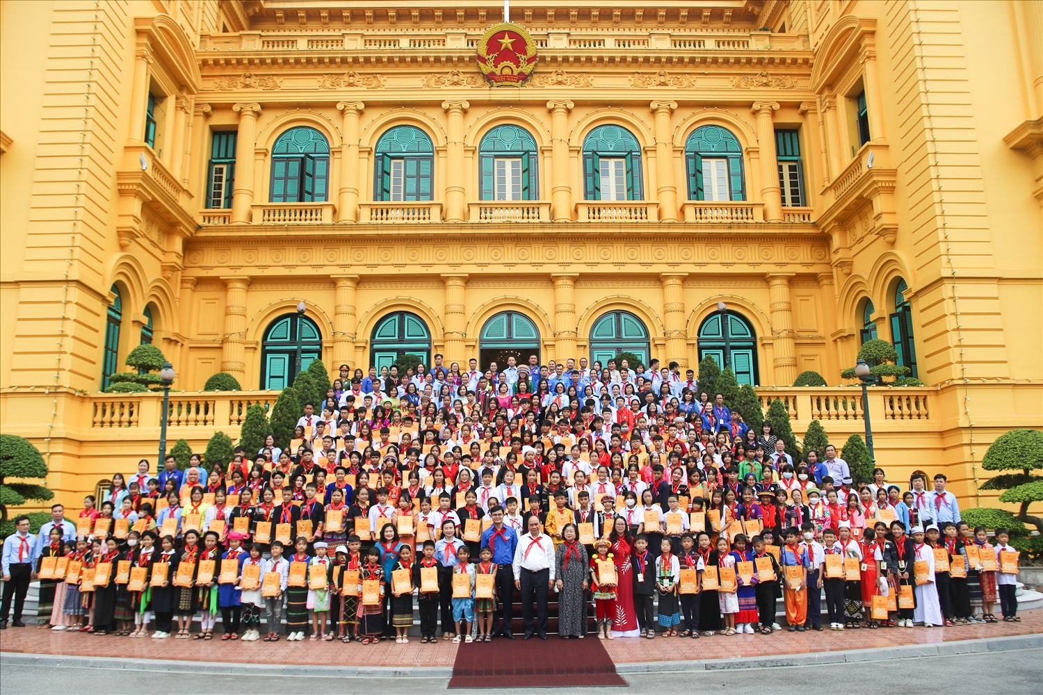 Chủ tịch nước Nguyễn Xuân Phúc chụp ảnh lưu niệm cùng các em thiếu nhi