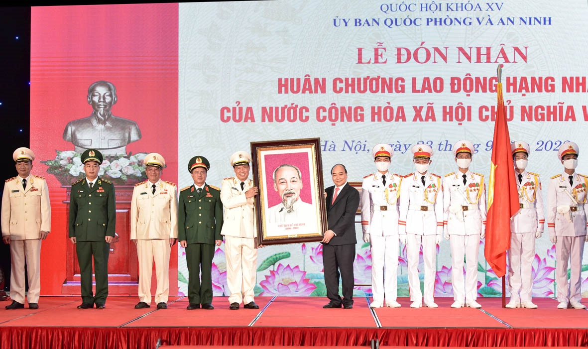 Chủ tịch Nước Nguyễn Xuân Phúc tặng ảnh chân dung Bác Hồ cho Ủy ban Quốc phòng và An ninh. (Ảnh: Lâm Hiển)