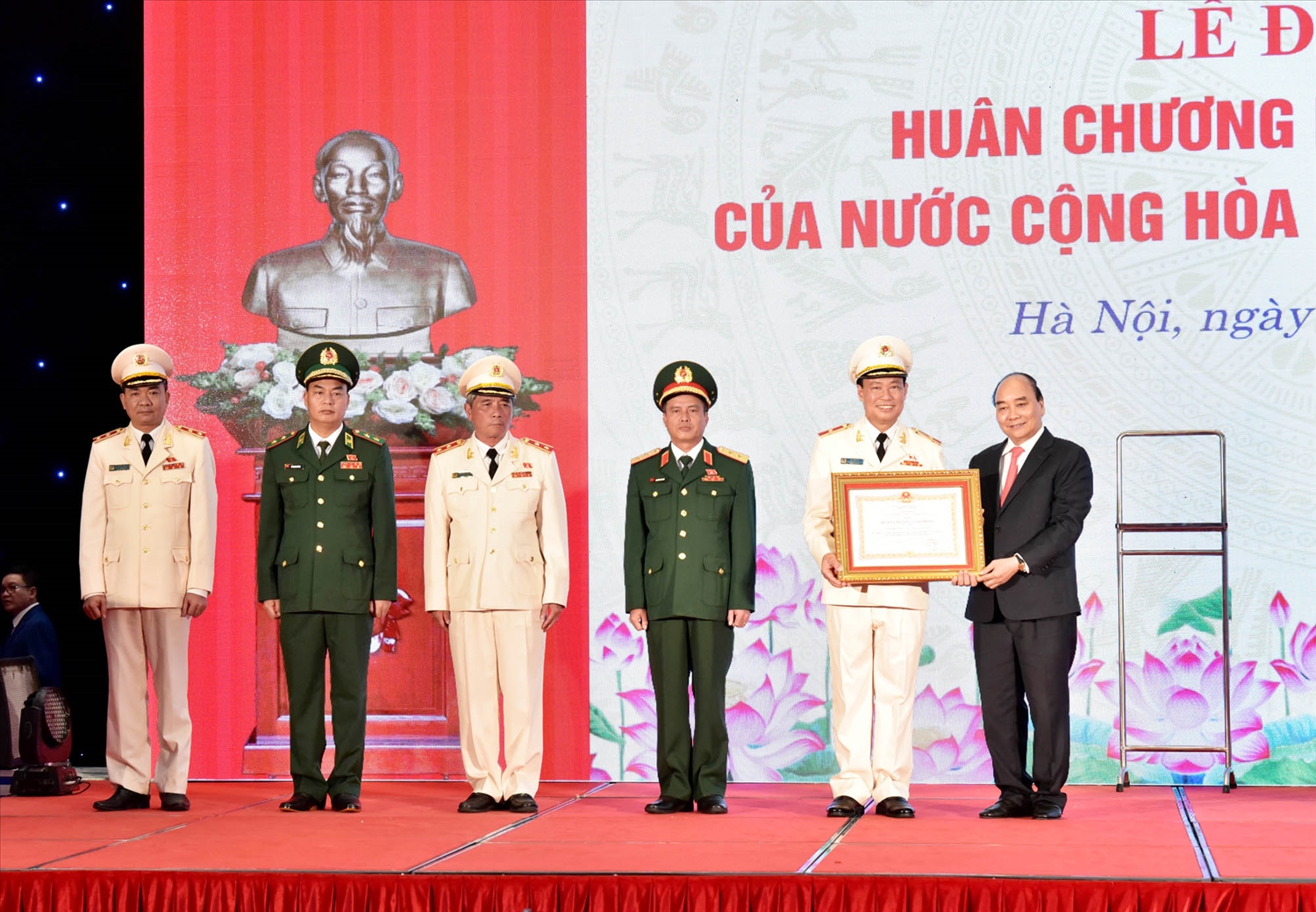 Chủ tịch Nước Nguyễn Xuân Phúc trao tặng Huân chương Lao động hạng Nhất cho Ủy ban Quốc phòng và An ninh của Quốc hội. (Ảnh: Lâm Hiển)
