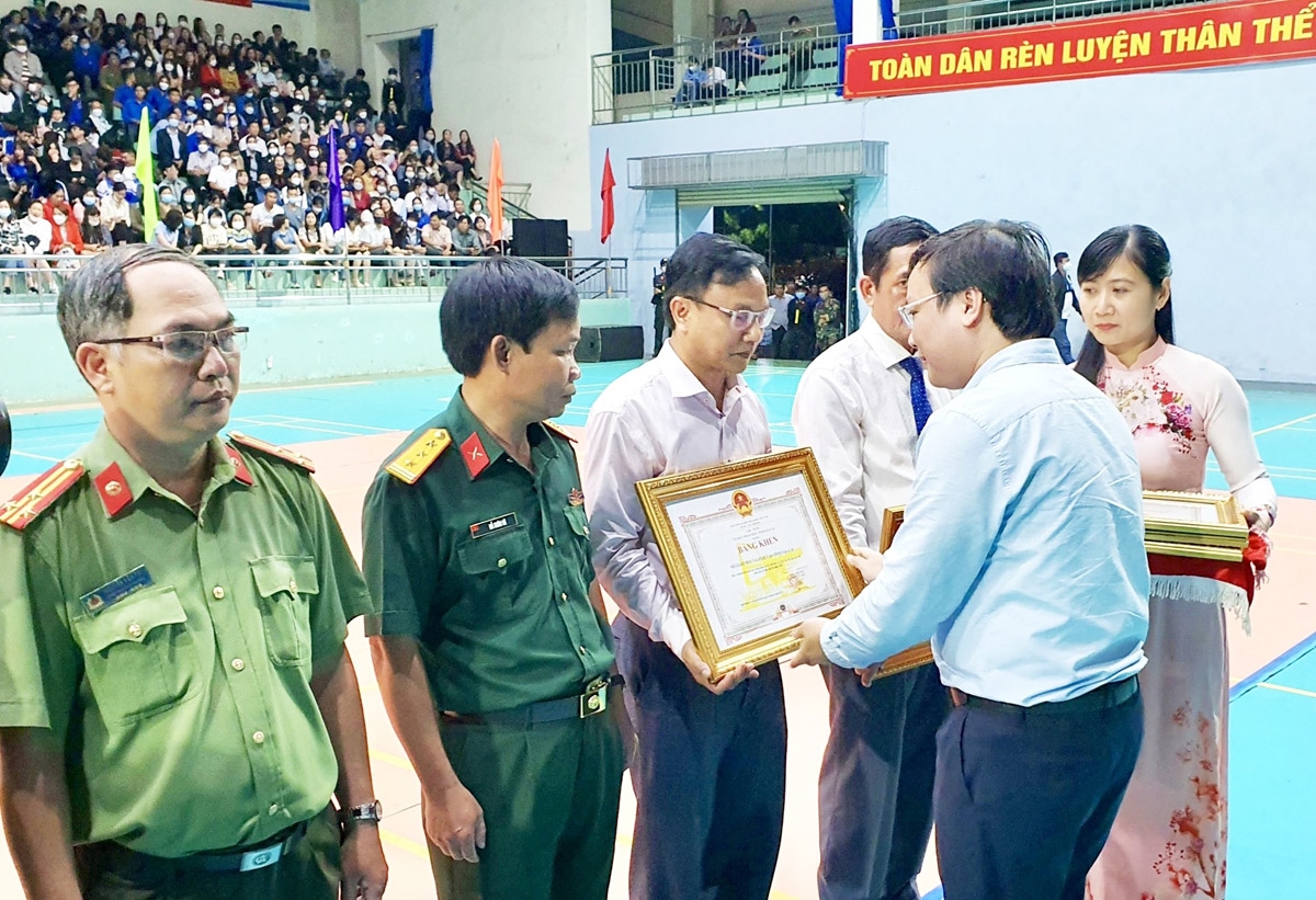 Chủ tịch UBND tỉnh Gia Lai trao Bằng khen cho các tập thể...
