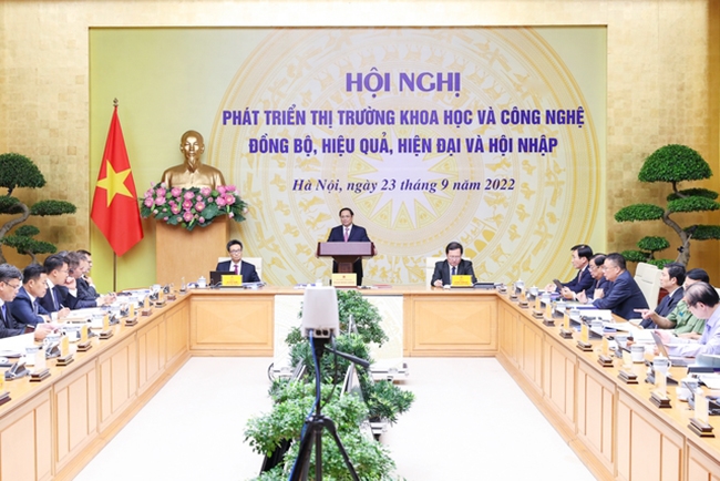Thủ tướng Phạm Minh Chính nêu rõ 6 nhóm nhiệm vụ, giải pháp khắc phục các hạn chế, giải tỏa các điểm nghẽn để tạo ra những bứt phá cần thiết cho thị trường KHCN. (Ảnh: VGP/Nhật Bắc)