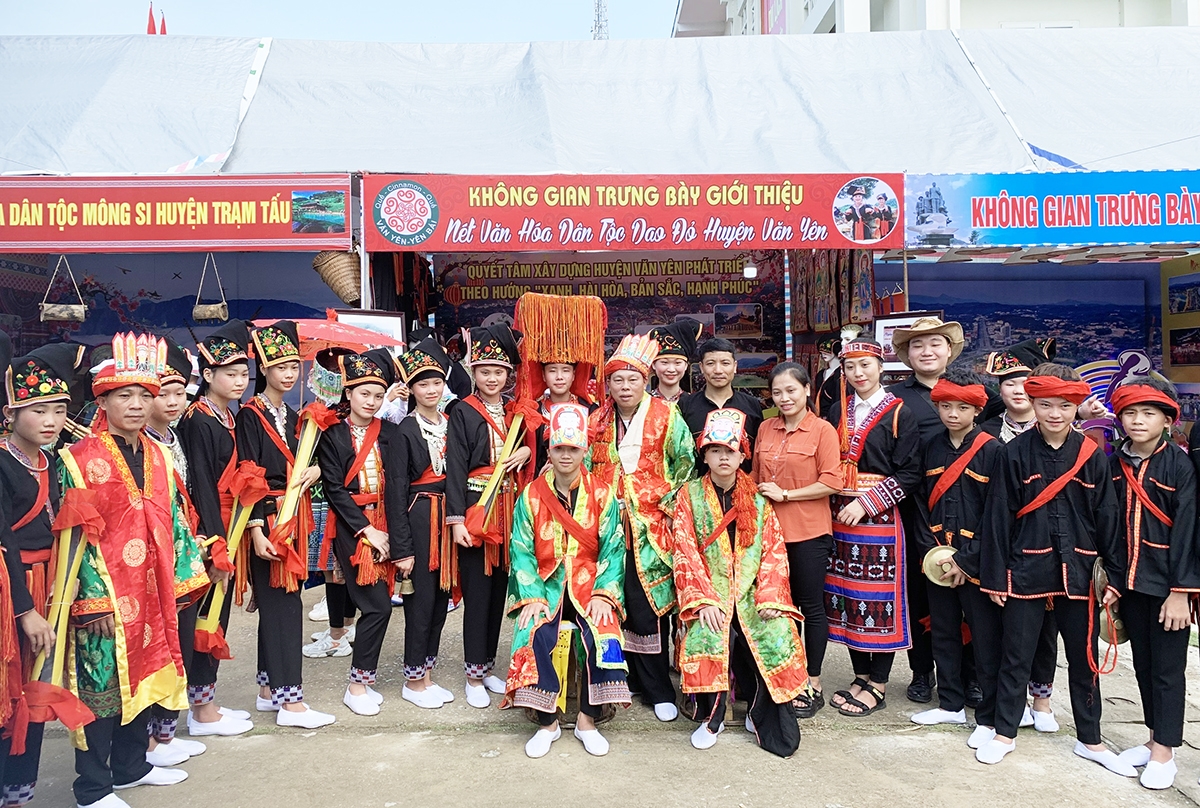 Đoàn người Dao huyện Văn Yên tham gia biểu diễn tại Ngày hội