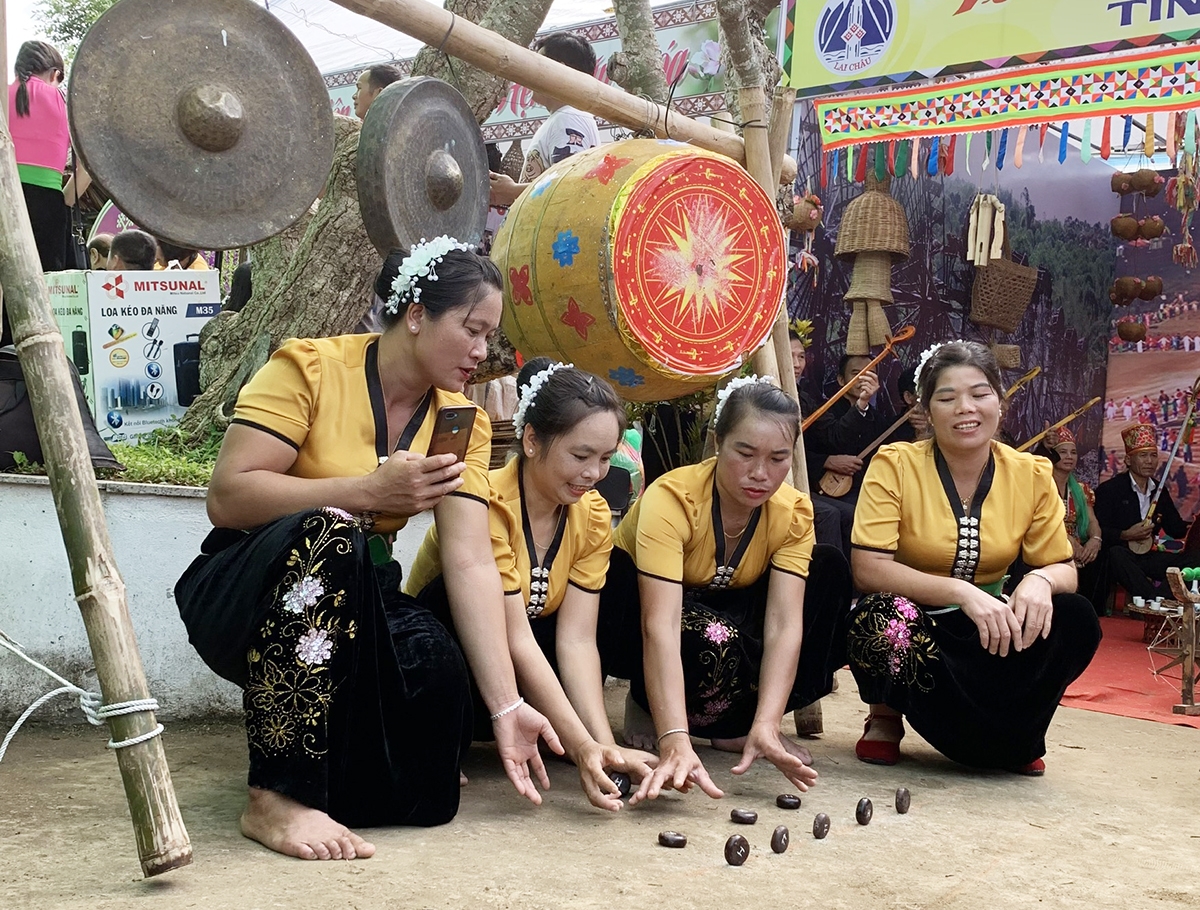 Một số trò chơi dân gian truyền thống được tái hiện tại Ngày hội