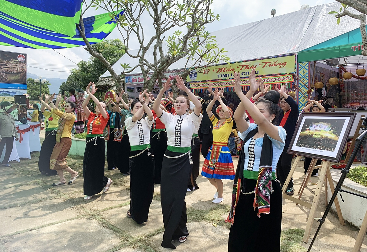 Màn biểu diễn sôi nổi của đoàn nghệ thuật tỉnh Lai Châu