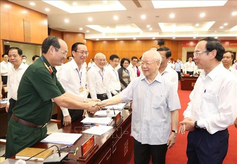 Tổng Bí thư Nguyễn Phú Trọng với các đồng chí Ban Thường vụ Thành ủy và lãnh đạo chủ chốt TP Hồ Chí Minh. (Ảnh: Trí Dũng/TTXVN)