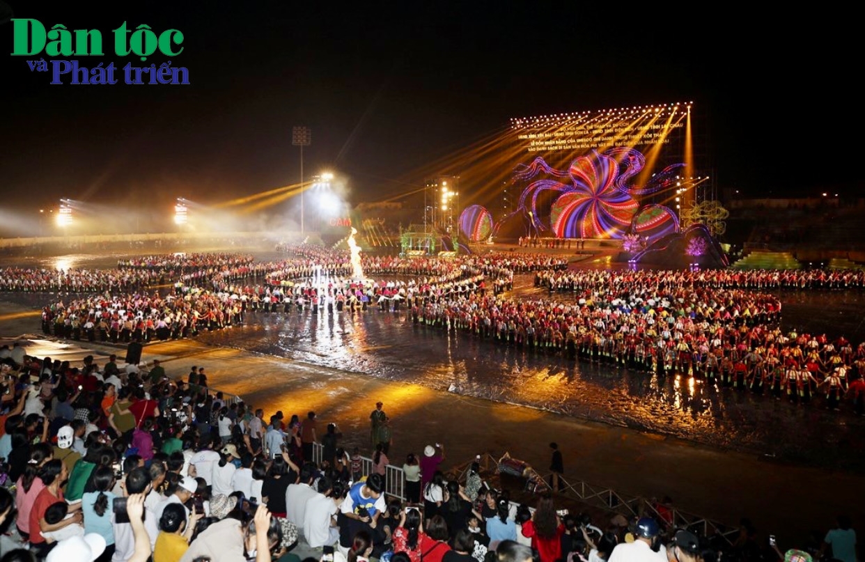 (TIN TS) Lễ đón nhận Bằng của UNESCO ghi danh “Nghệ thuật Xòe Thái” vào Danh sách Di sản văn hóa phi vật thể đại diện của nhân loại 17