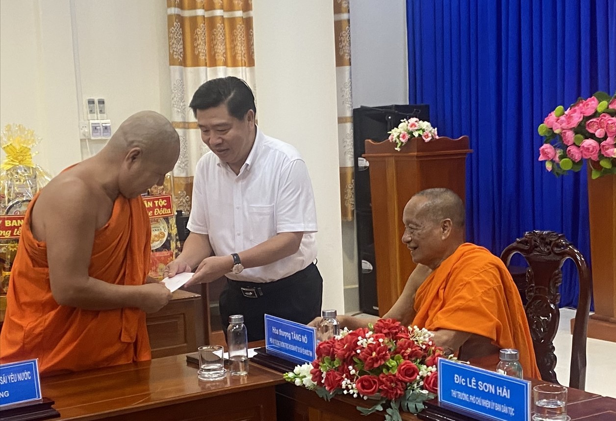 Thứ trưởng, Phó Chủ nhiệm Ủy ban Dân tộc Lê Sơn Hải tặng quà cho đồng bào Khmer dịp lễ Sene Dolta