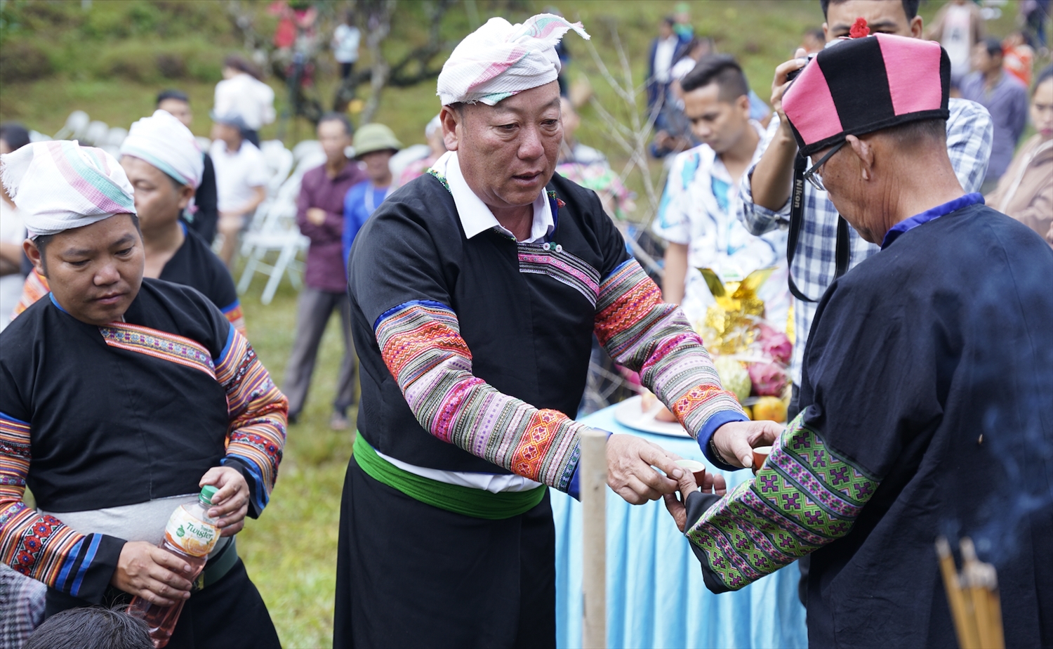Ông Giàng A Đằng, Bí thư Đảng ủy xã Suối Giàng thực hiện nghi lễ cúng cây chè tổ