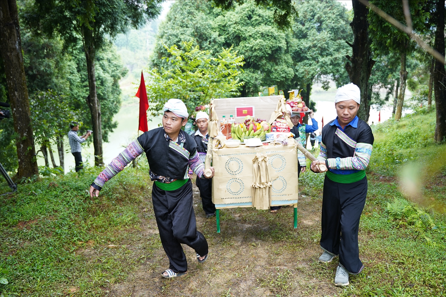 Đoàn rước lễ cúng cây chè tổ Shan Tuyết