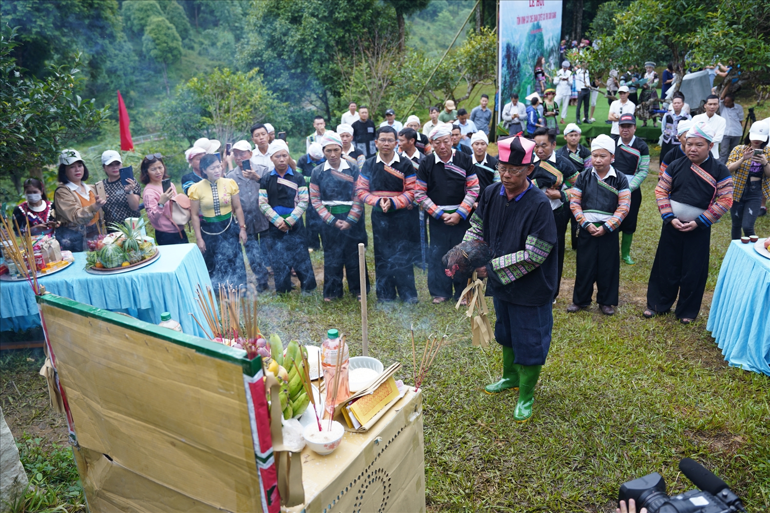 Thầy cúng chủ trì thực hiện nghi lễ cúng cây chè tổ