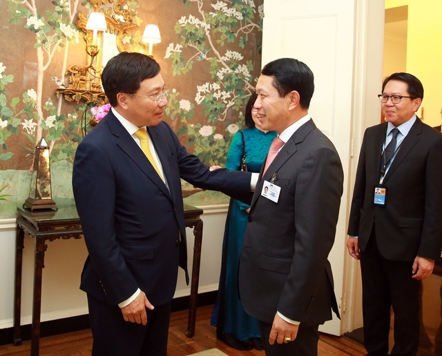 Phó Thủ tướng Thường trực trao đổi với Bộ trưởng Bộ Ngoại giao Lào Saleumxay Kommasith - Ảnh: VGP/Hải Minh