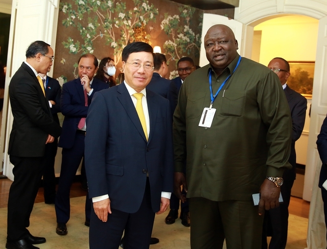 Phó Thủ tướng Thường trực và Bộ trưởng Ngoại giao Uganda Oryem Henry Okello - Ảnh: VGP/Hải Minh