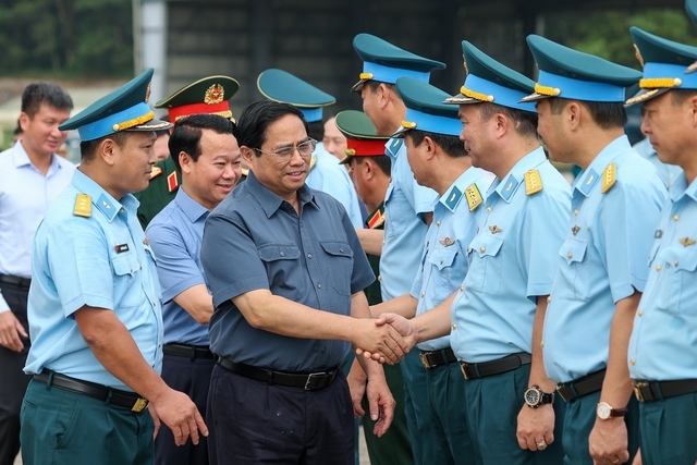Thủ tướng Phạm Minh Chính tới thăm, động viên cán bộ, chiến sĩ Trung đoàn không quân 921 - Ảnh: VGP/Nhật Bắc