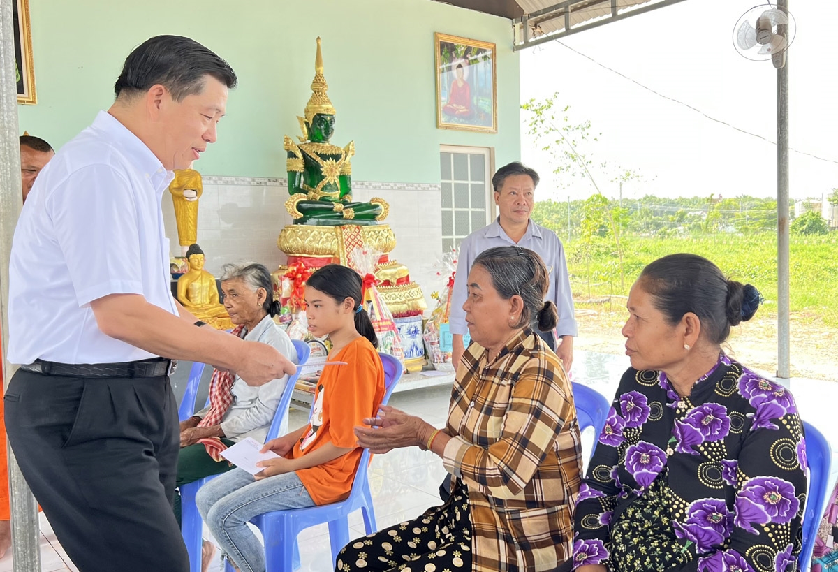 Thứ trưởng, Phó Chủ nhiệm Lê Sơn Hải trao tặng các phần quà cho già làng, Người có uy tín, gia đình chính sách, người dân hoàn cảnh khó khăn trên địa bàn