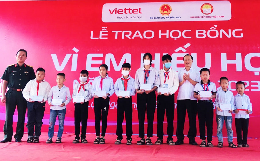 Ông Mai Sơn - Phó Chủ tịch Thường trực UBND tỉnh Bắc Giang trao học bổng "Vì em hiếu học" cho các em học sinh