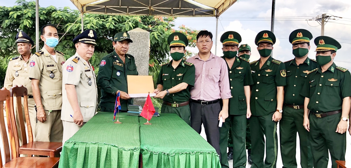 Đại diện lãnh đạo hai đơn vị của hai nước ký biên bản bàn giao 226 công dân Việt Nam 