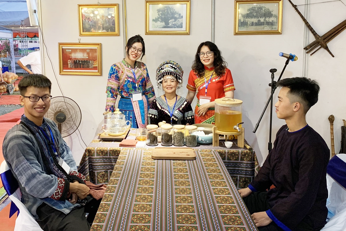 Mỗi gian hàng là những sản phẩm đặc trưng của từng vùng miền và mang đậm bản sắc văn hóa các dân tộc tỉnh Yên Bái