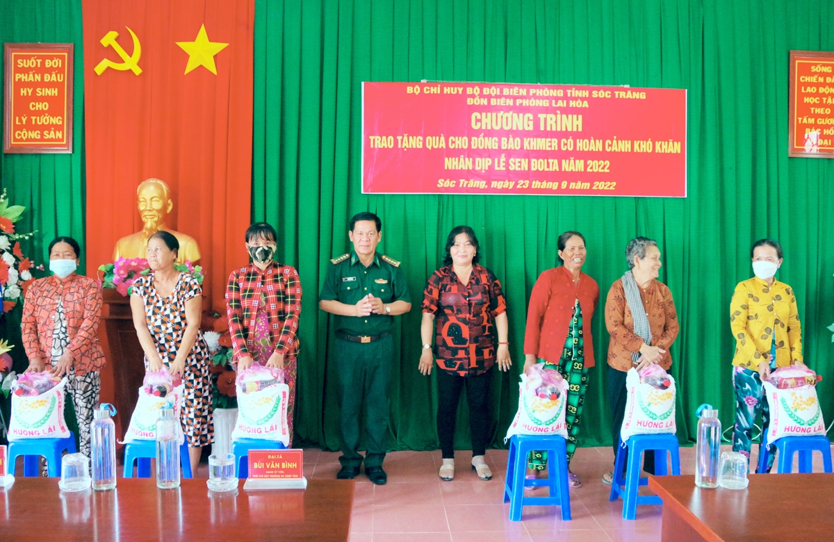 Tặng quà cho các hộ gia đình Khmer có hoàn cảnh đặc biệt khó khăn trên địa bàn xã Lai Hòa và Vĩnh Tân