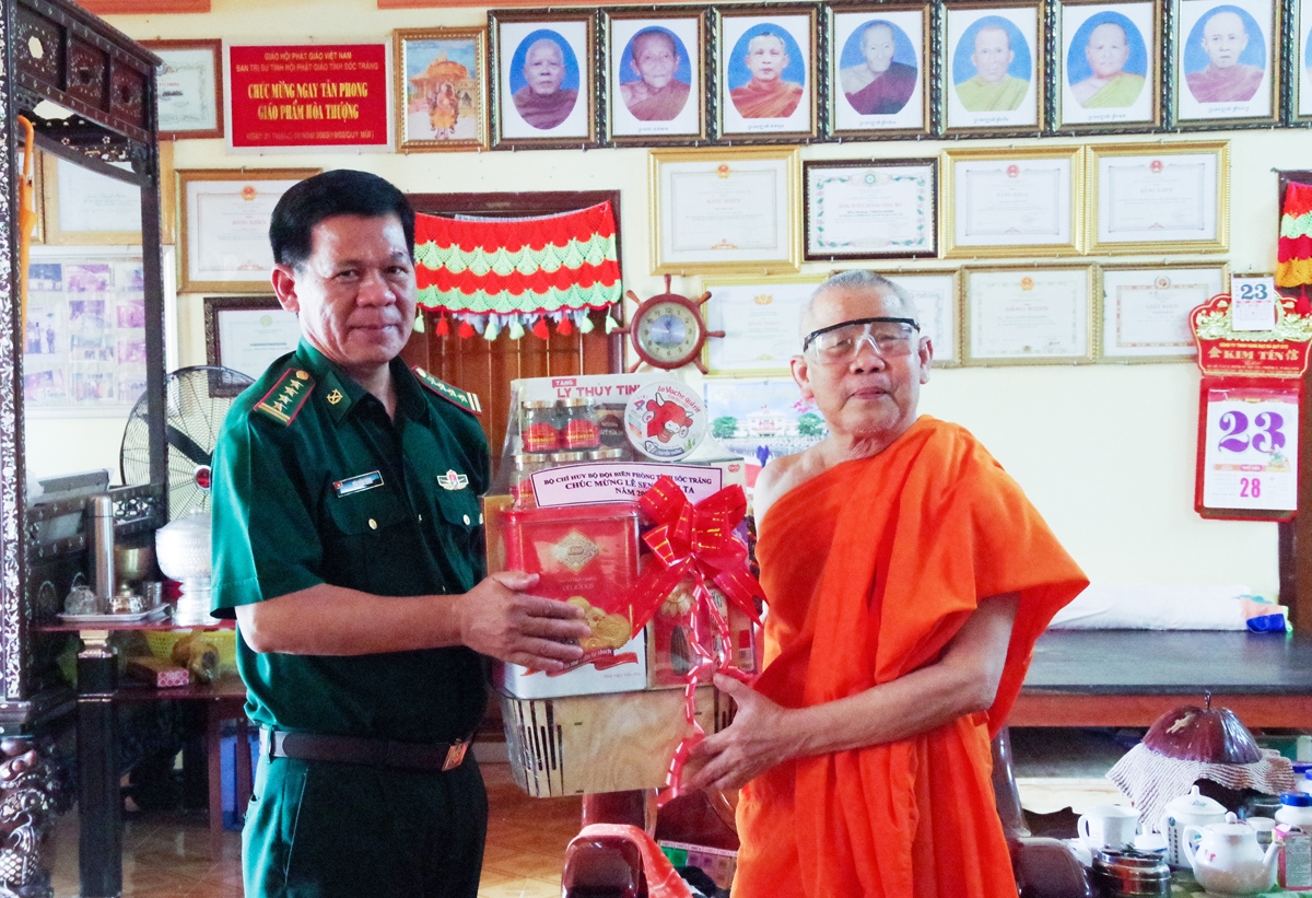 Tặng quà cho các chùa Khmer trên địa bàn