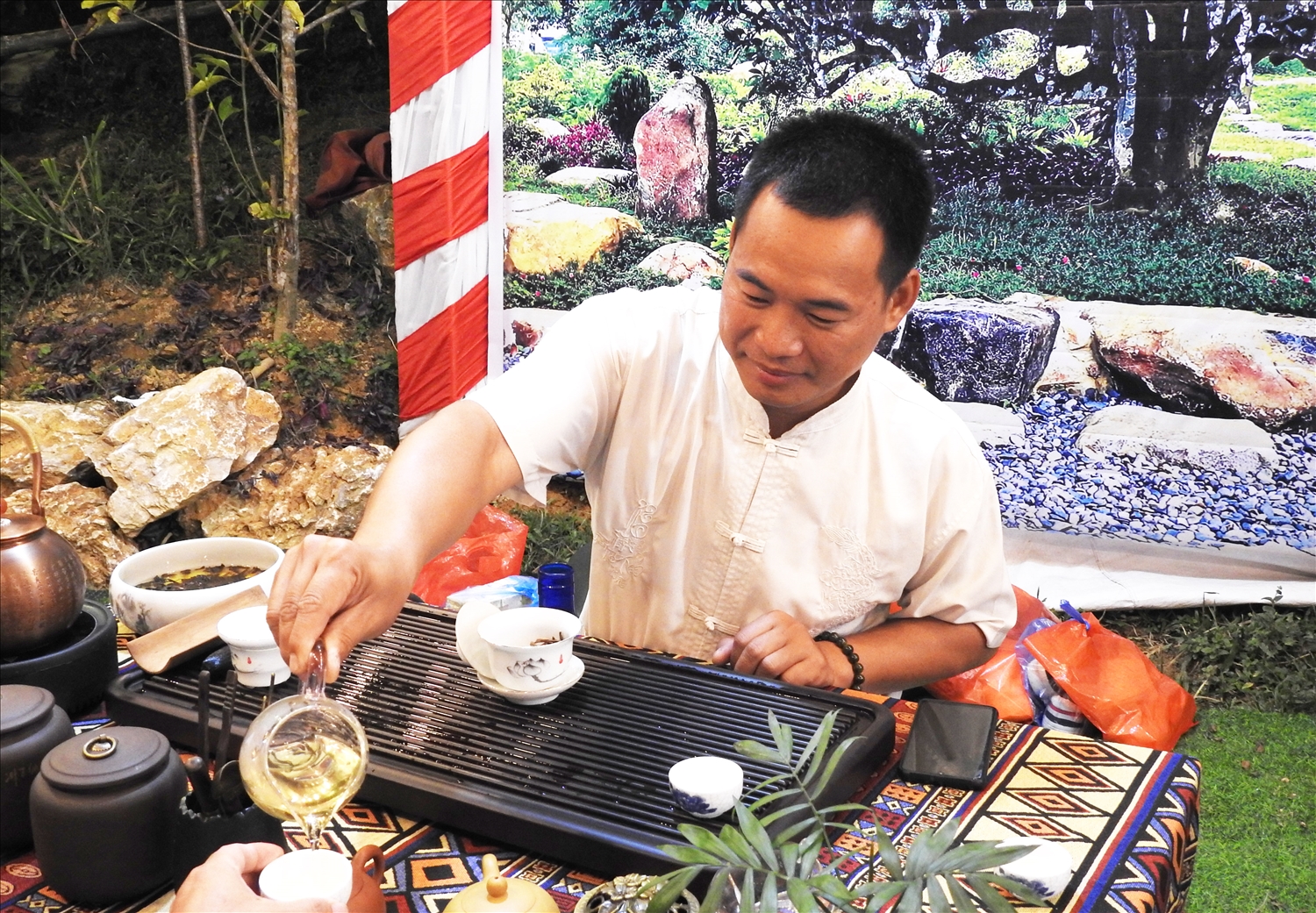 Anh Lương Xuân Việt biểu diễn pha trà Shan Tuyết cổ thụ Suối Giàng cho du khách thưởng thức
