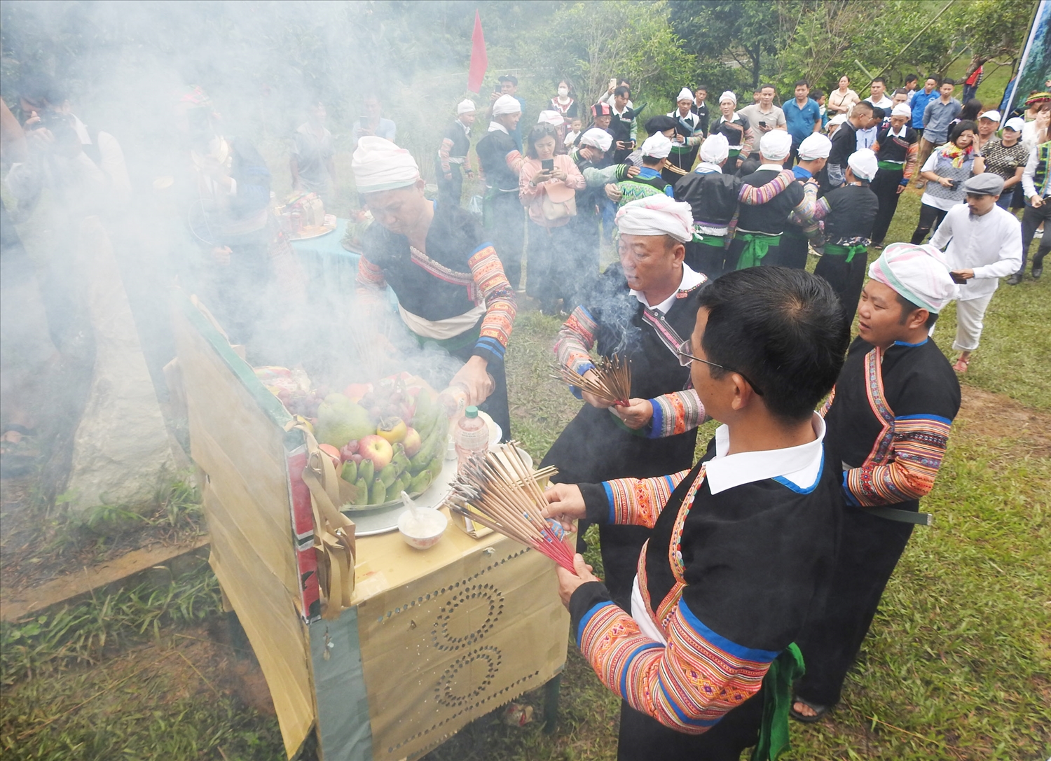 Lễ cúng tôn vinh cây trà Shan Tuyết cổ thụ Suối Giàng